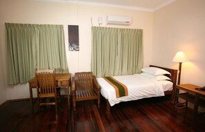 Standaard kamer | Een kluis op de kamer, een bureau, gratis wifi