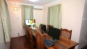 Business center - Hotel June Business Bed Breakfast (Yangon)