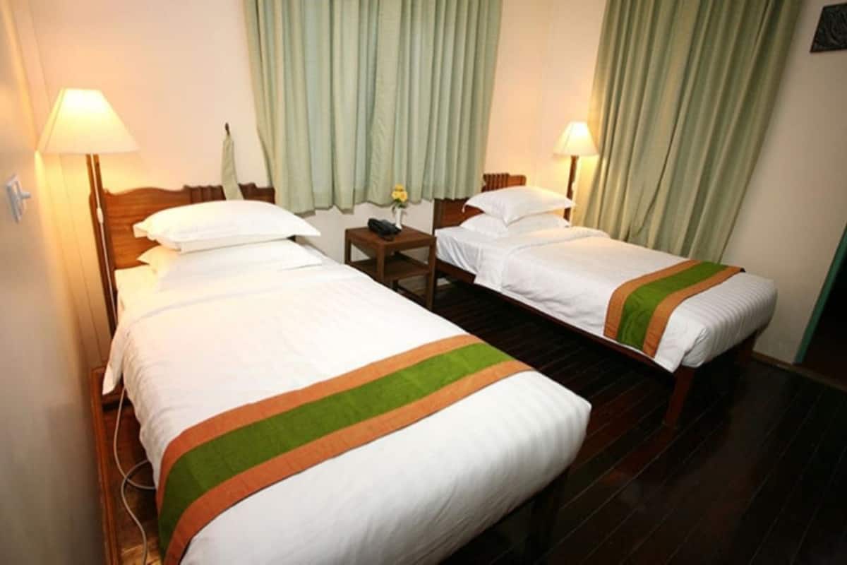 In-room safe, desk, free WiFi