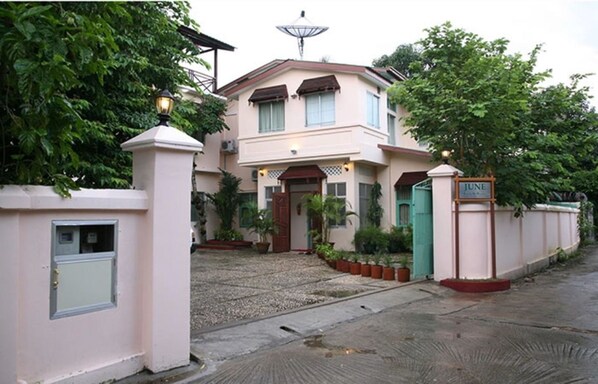Property entrance - Hotel June Business Bed Breakfast (Yangon)