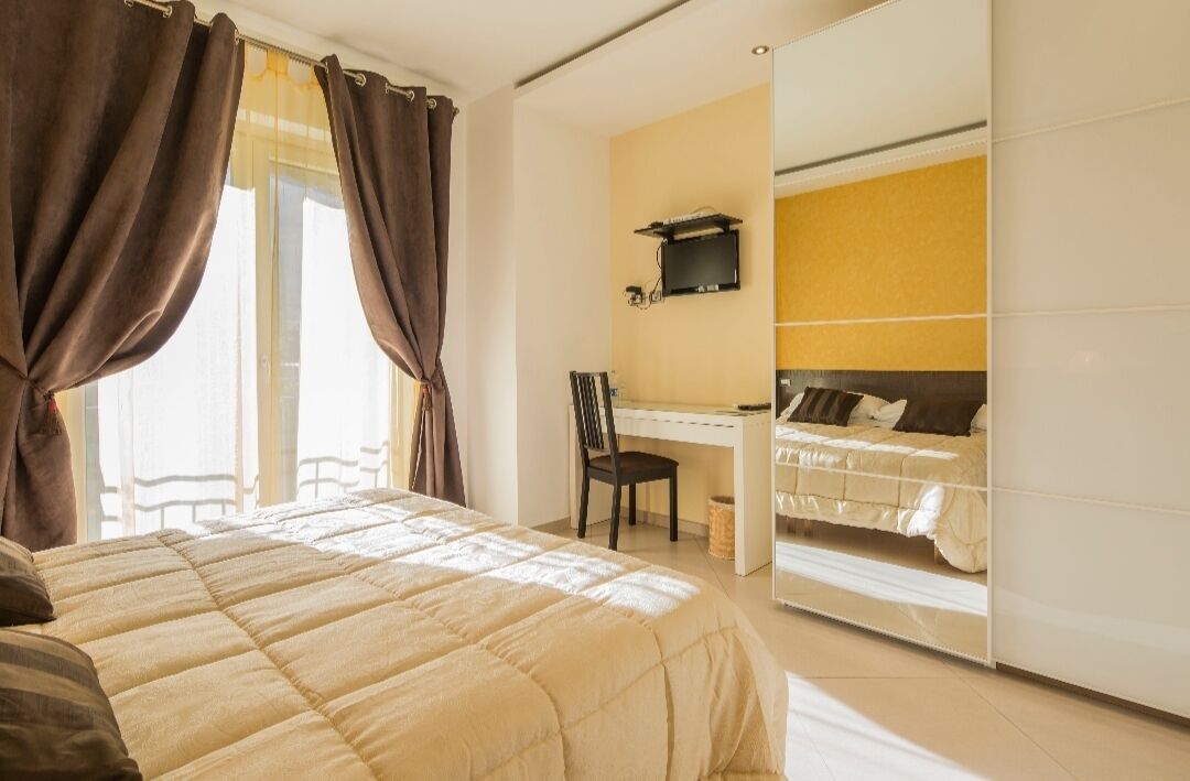 Camera con letto matrimoniale o 2 letti singoli | Con stile personalizzato, con arredamento individuale, una scrivania