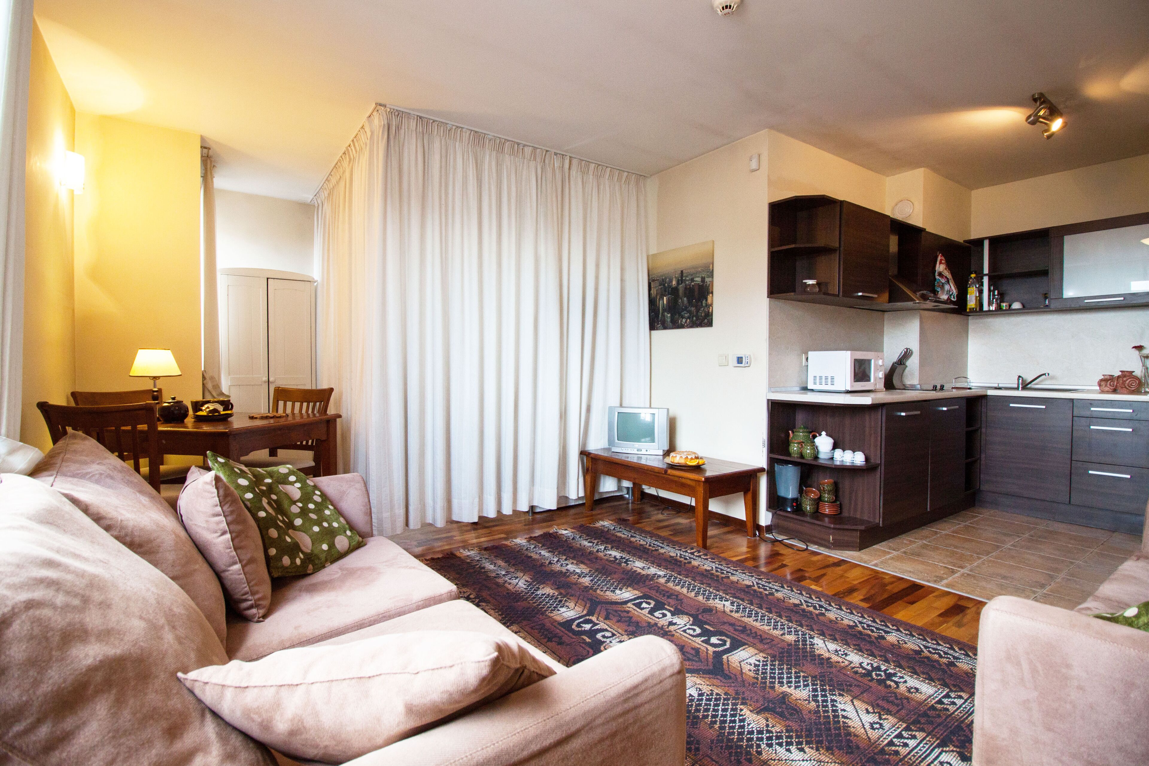 Una Smart TV, una chimenea, libros