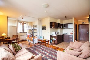 Smart TV, chimenea, libros