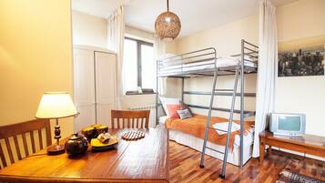 4 habitaciones, tabla de planchar con plancha y cuna de viaje