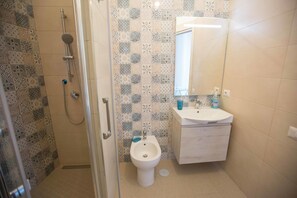 Apartment, 1 Bedroom | Bathroom | Shower, hair dryer, bidet, towels