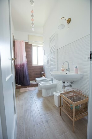 Apartment | Badezimmer | Dusche, Haartrockner, Bidet, Handtücher