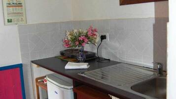 Kühlschrank, Hochstuhl, Kochgeschirr/Geschirr/Besteck, Esstisch