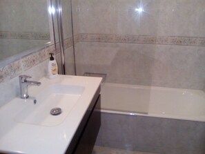 Combined shower/bathtub, hair dryer, bidet, towels - Ap. Arosa - Spacious 3-Bedroom Apartment in Quiet Villa-Lobão, Santa Maria Feira (SANTA MARIA DA FEIRA)