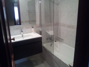 Duschwanne, Haartrockner, Bidet, Handtücher
