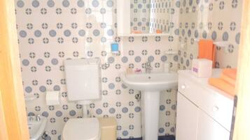 Apartment, 2 Bedrooms, Balcony | Bathroom | Shower, bidet