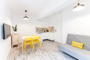 Apartment, Patio, Ground Floor | Seterika/papan seterika, Wi-fi percuma, cadar katil 