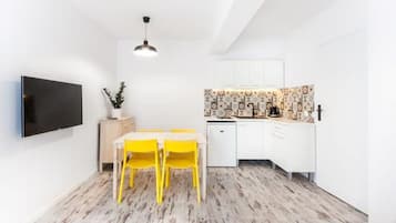 Apartamento, patio, planta baja | Tabla de planchar con plancha, wifi gratis, ropa de cama