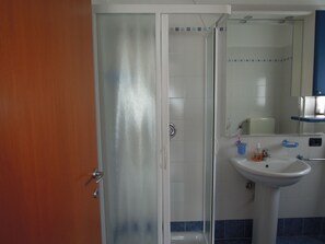 Apartment, 1 Schlafzimmer, Balkon | Badezimmer | Dusche, Bidet