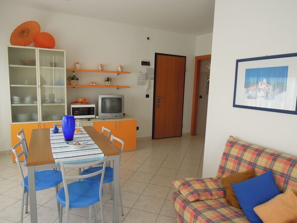 Appartement, 1 chambre, balcon | Coin séjour | Télévision à écran plat