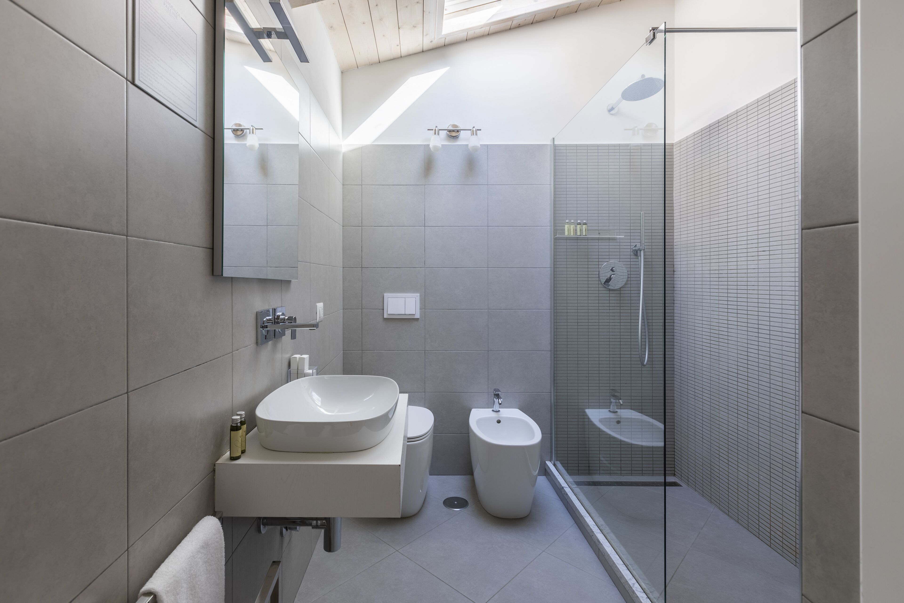 Exclusive Apartment | Bathroom | Shower, towels