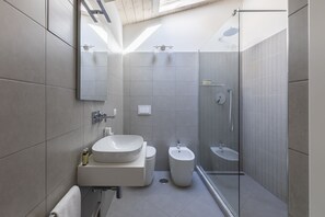 Apartamento exclusivo | Banheiro | Chuveiro, toalhas de banho