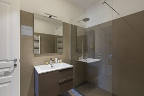 Shower, towels - Residenza Palline by Hili (Rome)
