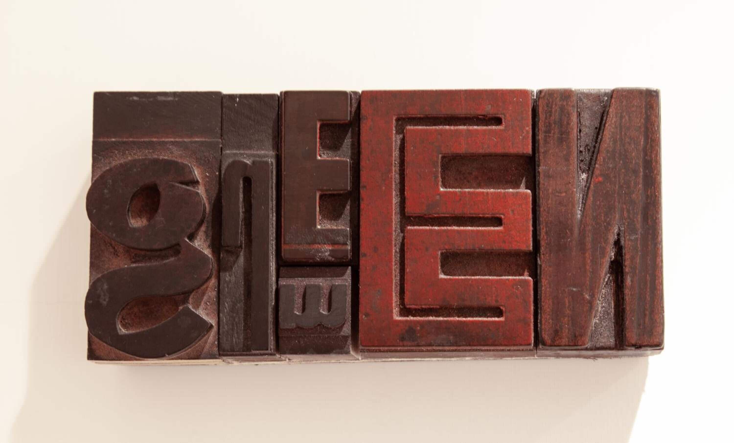 Un conjunto de bloques de madera con letras recortadas que deletrean “FREE”.