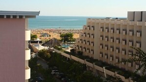 A hotel with a view of a beach and pool area. - Condominio Terme (San Michele al Tagliamento)