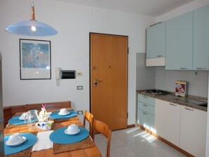 Appartement, 2 chambres | Cuisine privée | Vaisselle et ustensiles
