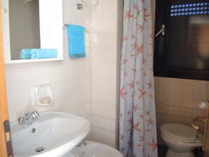 Een douche, een bidet, handdoeken