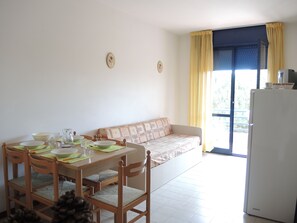 Basic-Apartment, Mehrere Betten, Terrasse, Erdgeschoss (Tonin 003_PT_B*) | Wohnbereich | Fernseher