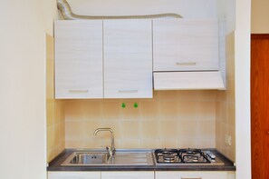Apartment, Mehrere Betten (Tonin027_3P_B*__ST) | Eigene Küche | Kühlschrank, Mikrowelle, Herdplatte, Kochgeschirr/Geschirr/Besteck