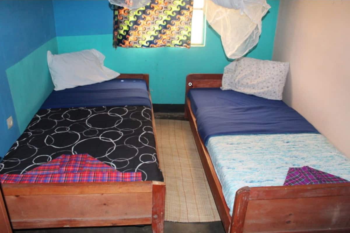 Twin Room, Non Smoking | Rollaway beds, bed sheets, wheelchair access