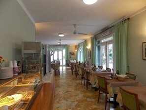 Dagelijks ontbijtbuffet (EUR 5 per persoon)