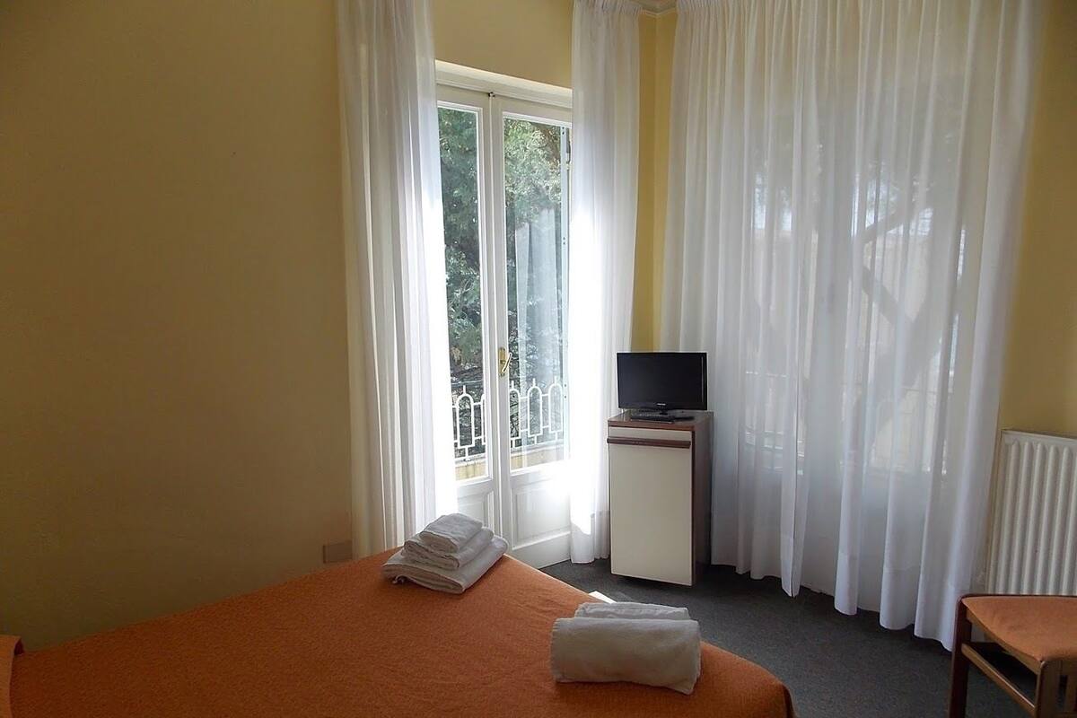 Double Room, 2 Twin Beds, Accessible | Desk, rollaway beds (surcharge), WiFi (free)