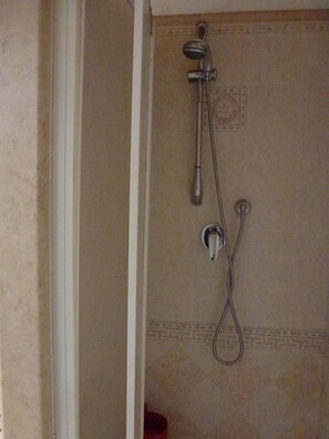 Bruser, hårtørrer, bidet, håndklæder