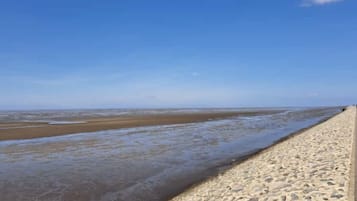 NĂ€ra stranden och solstolar
