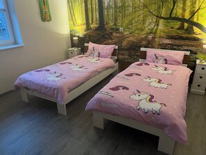 2 chambres, coffres-forts dans les chambres, fer et planche à repasser