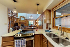 Jääkaappi, mikroaaltouuni, uuni, liesi