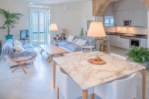 TV - Renovated Apartment "Argüelles" in the Old Town Directly at the Sea (CADIZ)