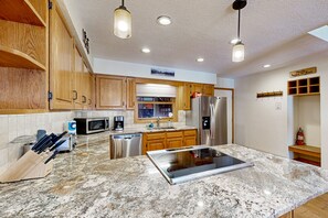 Fridge, microwave, oven, stovetop - Renovated slope-side condo - close to ski, hike, kayak & fish (Angel Fire)