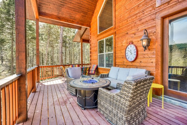 Terrace/patio - Secluded log home with mountain & forest views deck - one mile to lifts (Angel Fire)