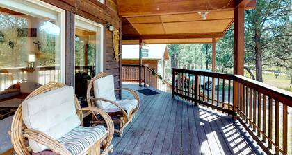 Viehättävä hytti lähellä hiihtoa, pyöräily ympäröivän kannen kanssa!