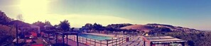 A swimming pool with a view of hills and trees. - La Luna sul Trebbio (Modigliana)