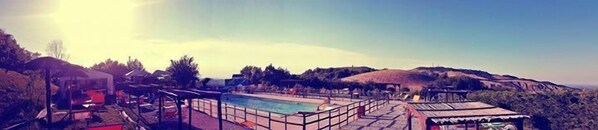 A swimming pool with a view of hills and trees. - La Luna sul Trebbio (Modigliana)