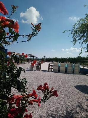 Piscina externa sazonal, funciona das 9h às 23h, guarda-sóis