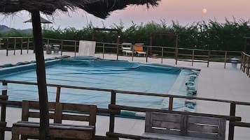 Piscine extérieure (ouverte en saison), parasols de plage