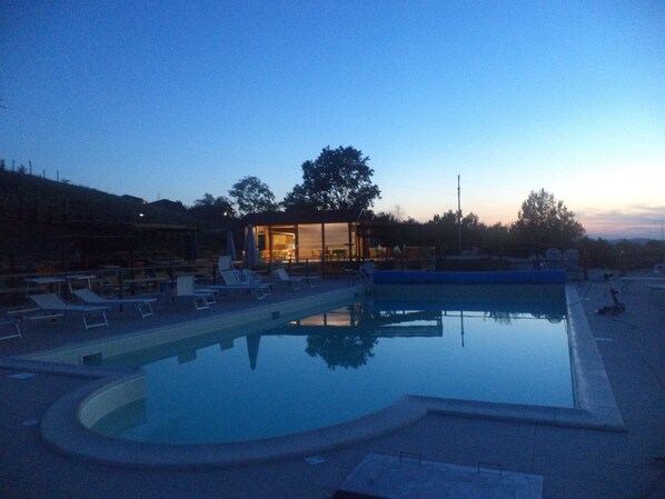 Piscina a l'aire lliure de temporada (horari: 09:00-23:00) i para-sols