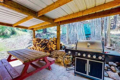 Mountain decor condo with forest views & easy snowboard access