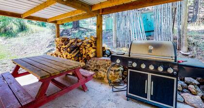 Condominio de decoración de montaña con vistas al bosque y fácil acceso a snowboard.