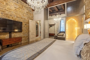 Suite luxueuse, 1 chambre, vue sur la ville (Donatello) | Draps en coton égyptien, literie de qualité, couette en duvet