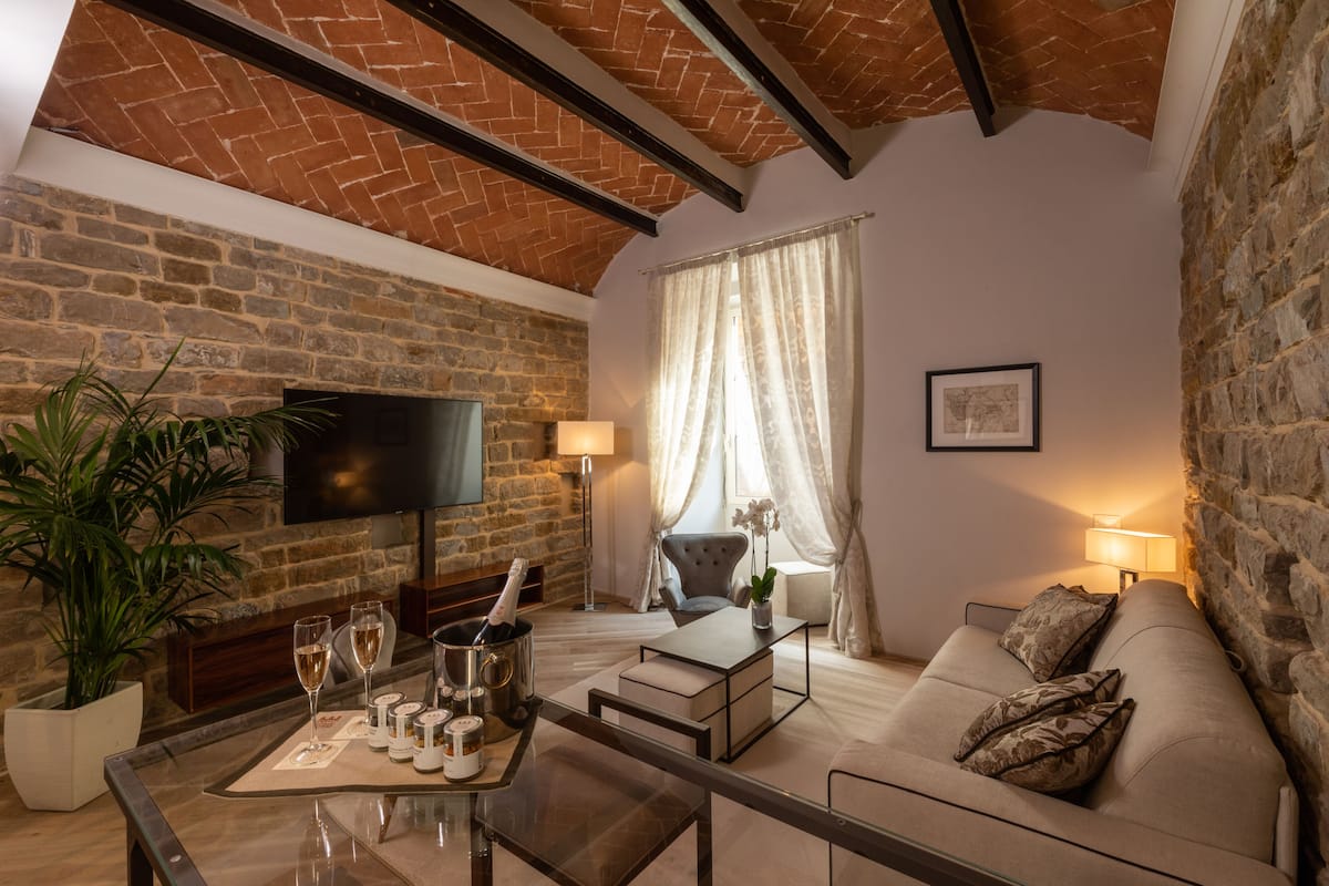 Suite de luxe, 1 dormitori, vistes a la ciutat (Machiavelli) | Sala d'estar | Televisor de pantalla plana de 65 polzades amb canals per satèl·lit