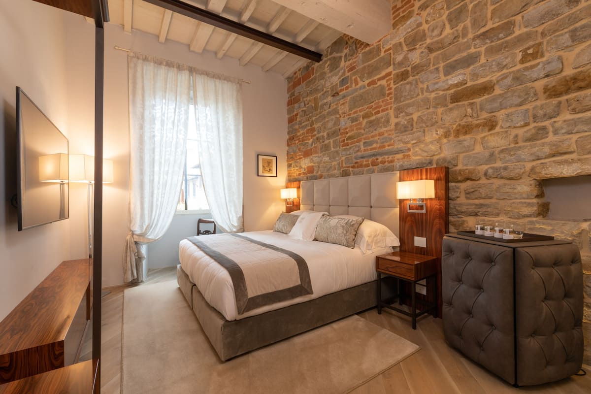 Suite de luxe, 1 dormitori, 2 banys, vistes a la ciutat (Leonardo) | 1 dormitori, llençols de cotó egipci i roba de llit d'alta qualitat