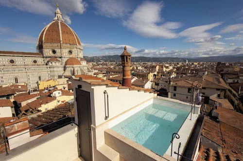 Donati Luxury Tower Suites