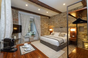 1 bedroom, Egyptian cotton sheets, premium bedding, down duvets